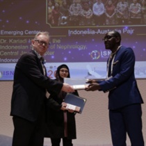 Professor Peter Mount, Director of Nephrology at Austin Health receives Schrier Award at a plenary session of the World Congress of Nephrology, in Yokohama, Japan.